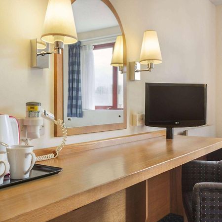 Days Inn Magor Luaran gambar