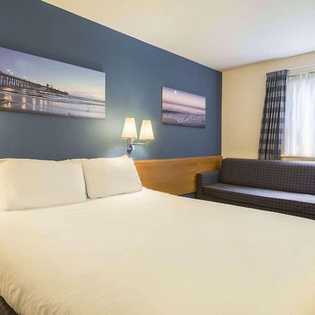 Days Inn Magor Luaran gambar