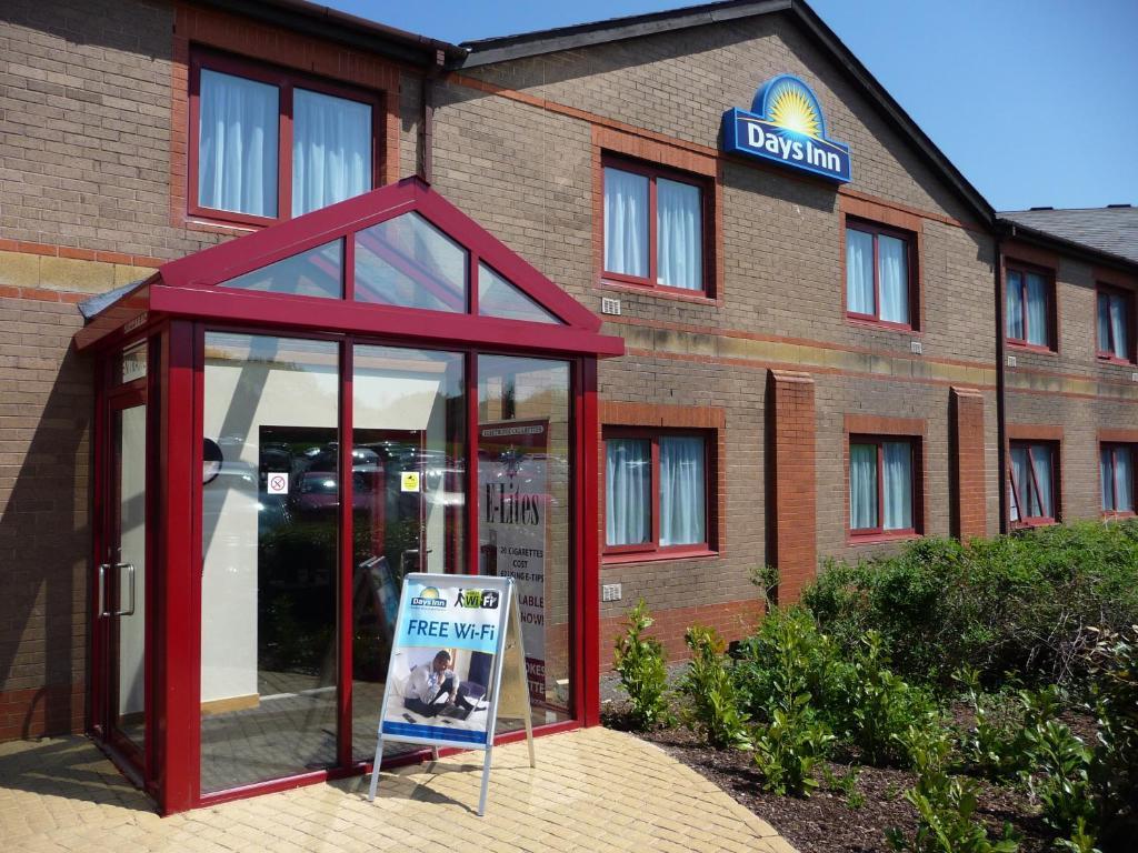 Days Inn Magor Luaran gambar